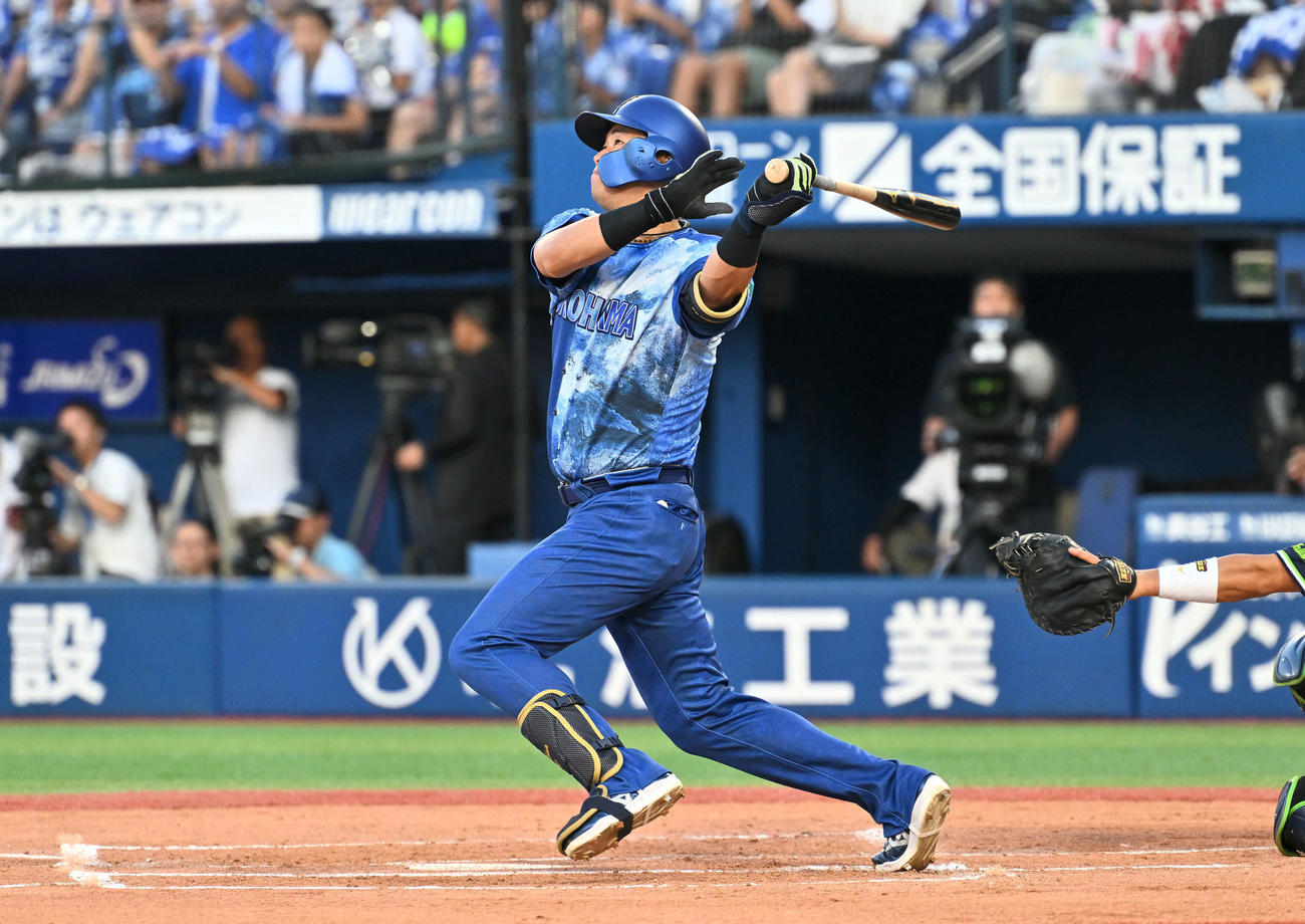 DeNA対ヤクルト　1回裏DeNA1死二、三塁、蝦名は左犠飛を放つ（撮影・滝沢徹郎）　