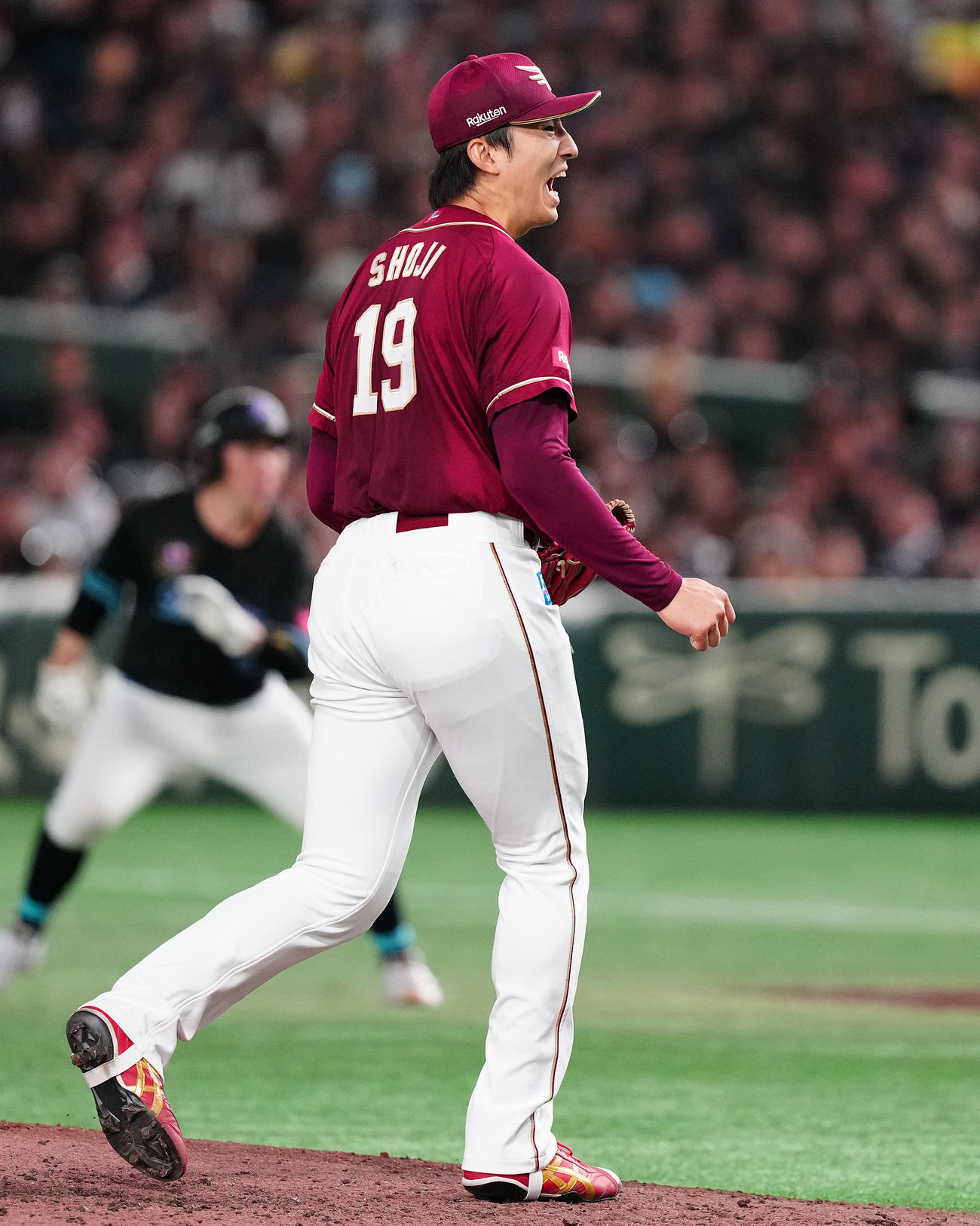 ロッテ対楽天　4回裏ロッテ2死一、三塁、山本を空振り三振に仕留め、ほえる荘司（撮影・鈴木みどり）