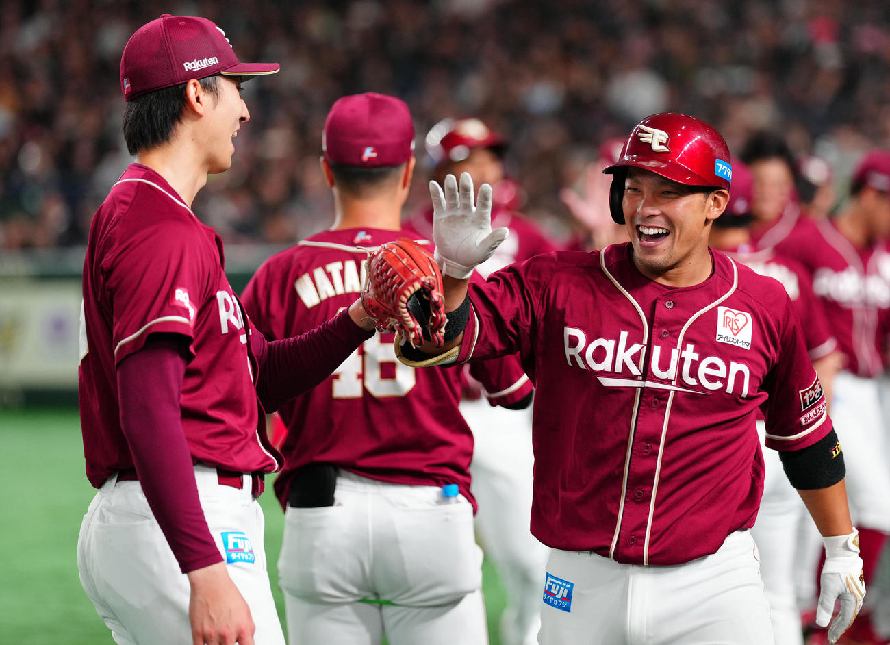ロッテ対楽天　6回表楽天1死一塁、右越え2点本塁打を放った堀内（右）は荘司と笑顔でハイタッチ（撮影・鈴木みどり）