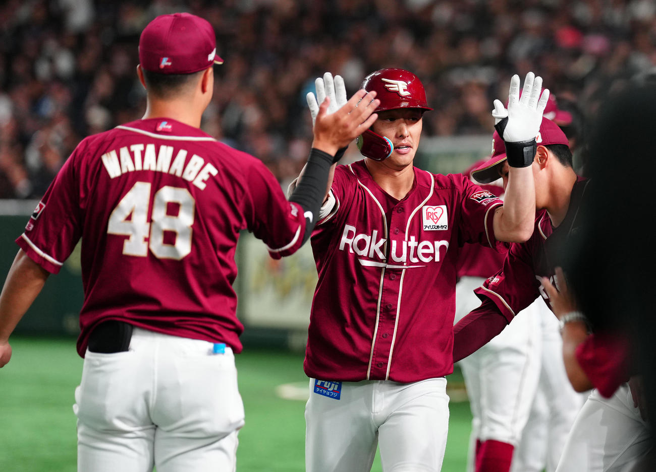 ロッテ対楽天　2回表楽天2死、右越えソロ本塁打を放った辰己はナインとハイタッチ（撮影・鈴木みどり）