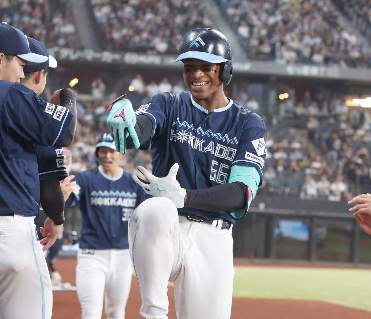 日本ハム対ソフトバンク　4回裏、2点本塁打を放ちポーズをとる万波（撮影・黒川智章）