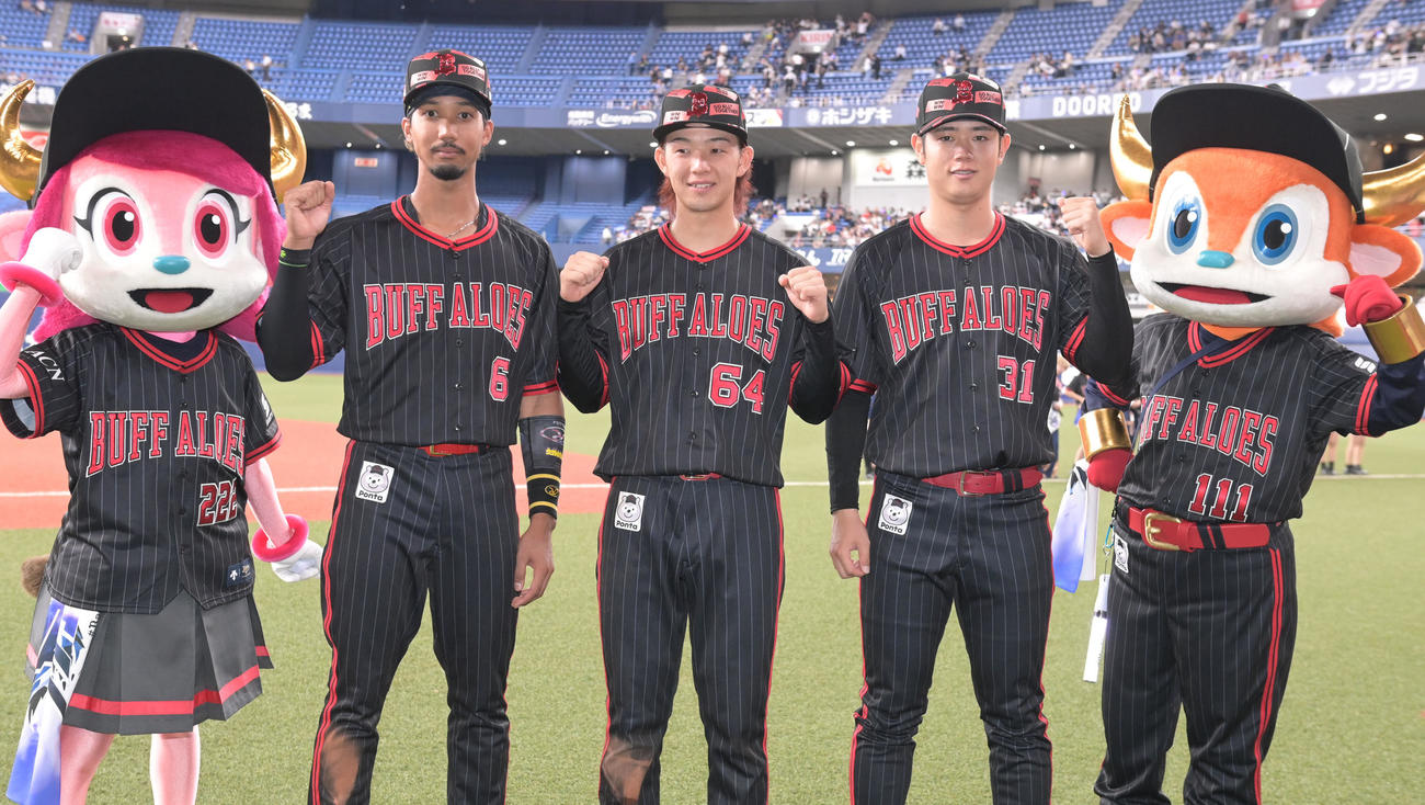 オリックス対西武　ヒーローインタビュー後、ポーズを取る左から宗、大里、太田（撮影・和賀正仁）
