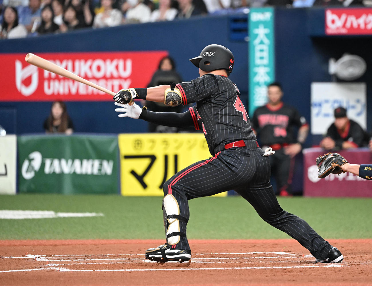 オリックス対西武　6回裏オリックス無死一、三塁、投手強襲の適時打を放つ頓宮（撮影・和賀正仁）