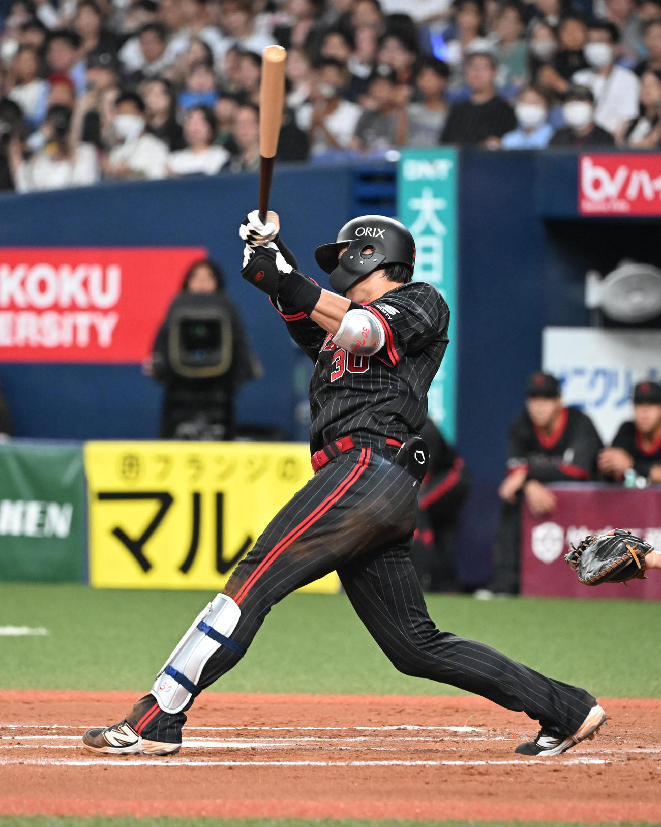 オリックス対西武　6回裏オリックス無死満塁、中前適時打を放つ広岡（撮影・和賀正仁）