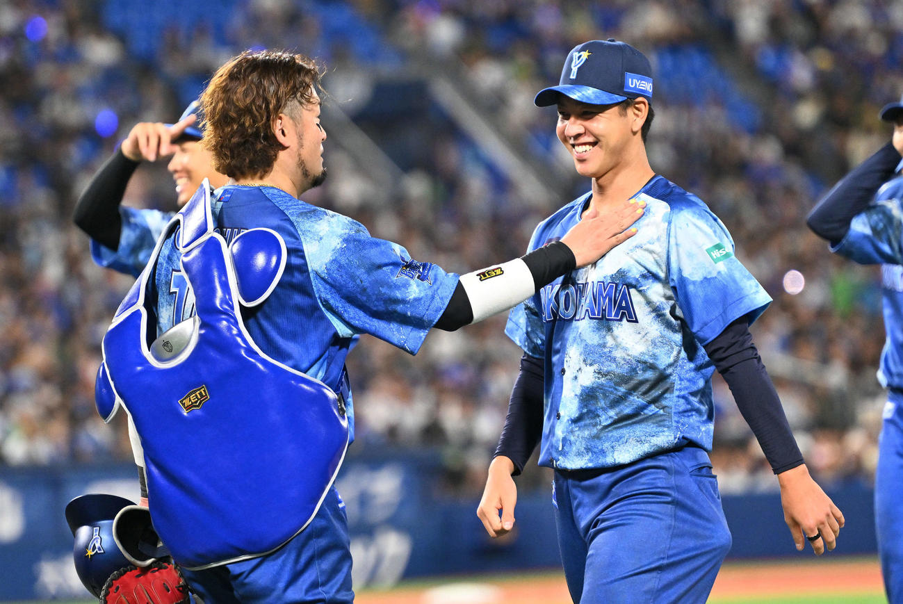 DeNA対ヤクルト　試合後、勝利投手のDeNA平良（右）は戸柱からねぎらわれる（撮影・滝沢徹郎）　