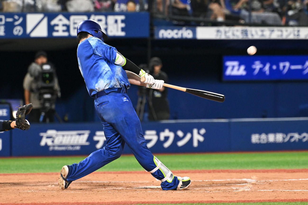 DeNA対ヤクルト　8回裏DeNA無死、佐野は右越えソロ本塁打を放つ（撮影・滝沢徹郎）　