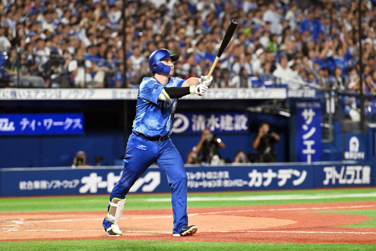 DeNA対ヤクルト　8回裏DeNA無死、佐野は右越えソロ本塁打を放つ（撮影・滝沢徹郎）　