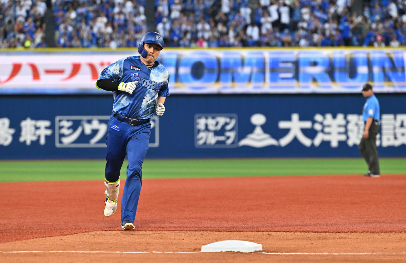 DeNA対ヤクルト　2回裏DeNA2死、佐野は左越えソロ本塁打を放ちダイヤモンドを1周する（撮影・滝沢徹郎）　