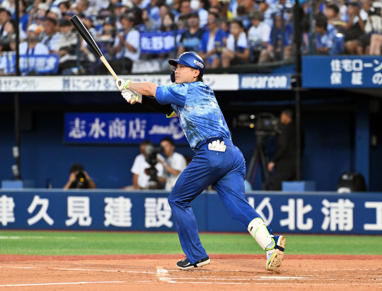 DeNA対ヤクルト　2回裏DeNA2死、佐野は左越えソロ本塁打を放つ（撮影・滝沢徹郎）　