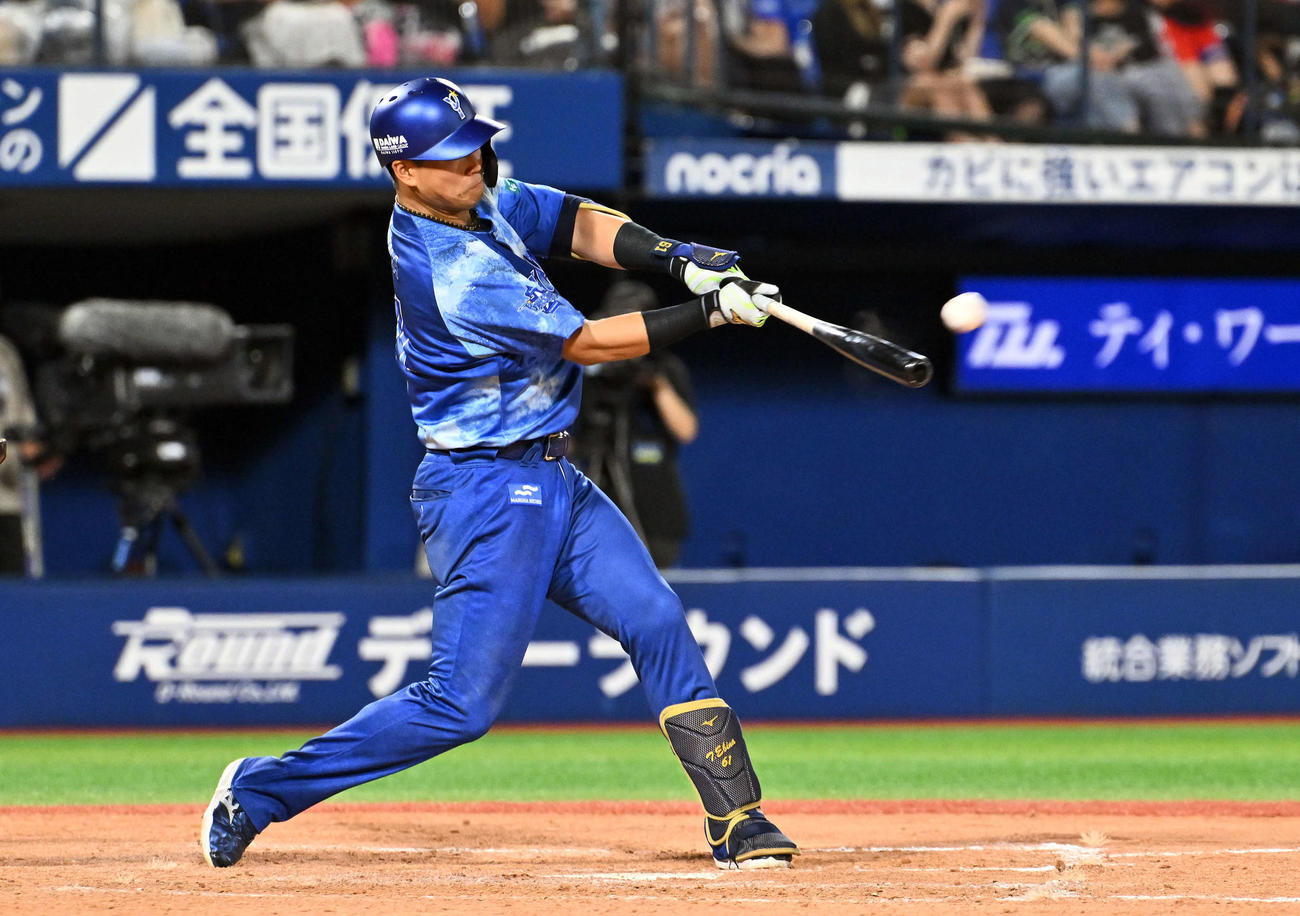 DeNA対ヤクルト　8回裏DeNA2死一塁、蝦名は左越え2点本塁打を放つ（撮影・滝沢徹郎）　