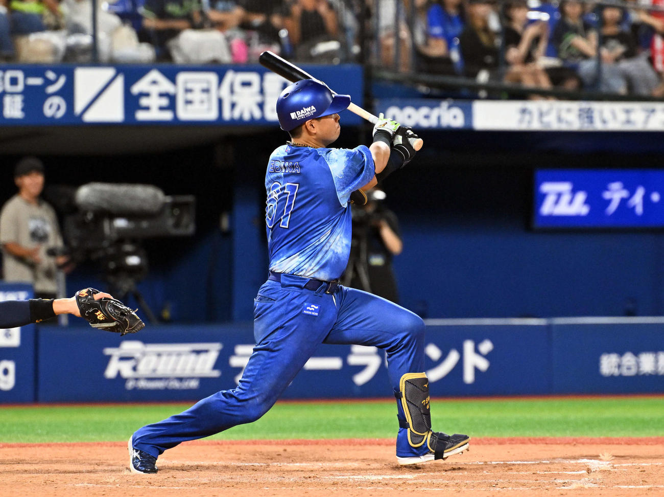 DeNA対ヤクルト　8回裏DeNA2死一塁、蝦名は左越え2点本塁打を放つ（撮影・滝沢徹郎）　