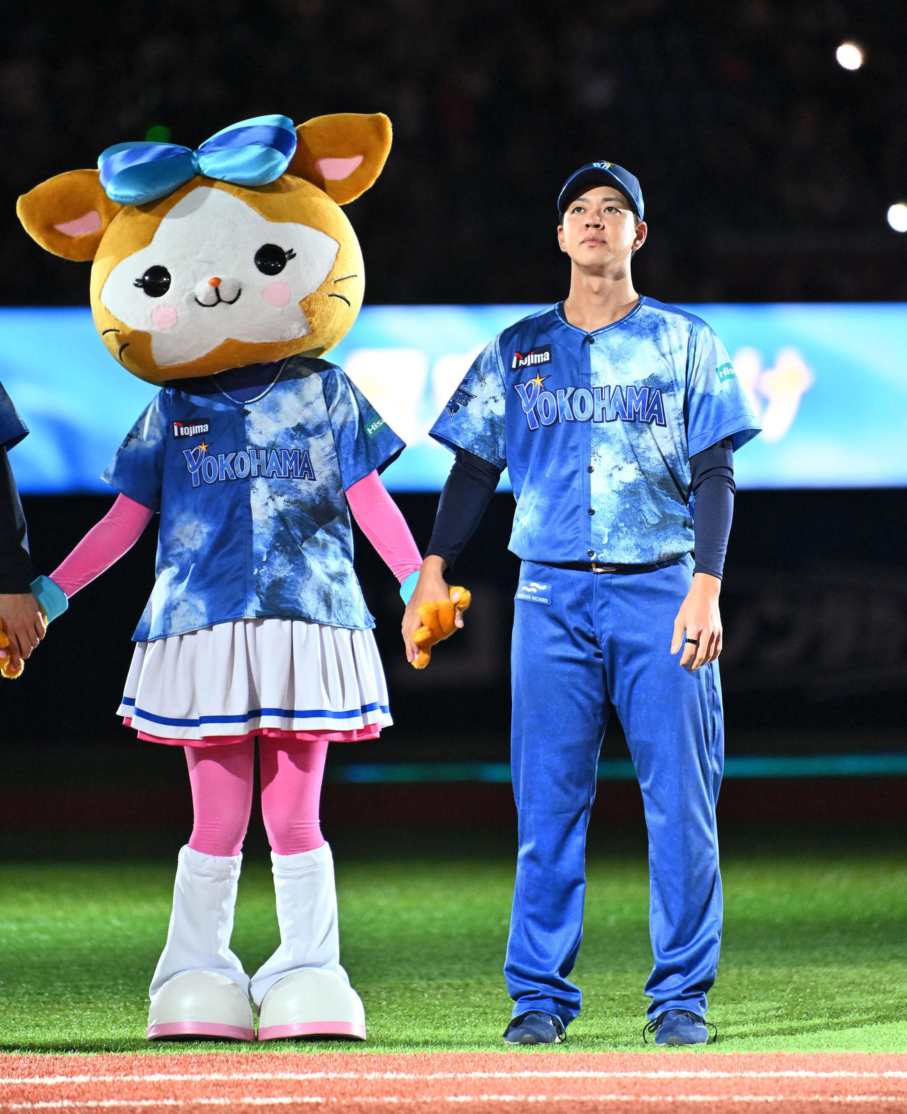 DeNA対ヤクルト　試合後のセレモニーで整列する勝利投手のDeNA平良（撮影・滝沢徹郎）　