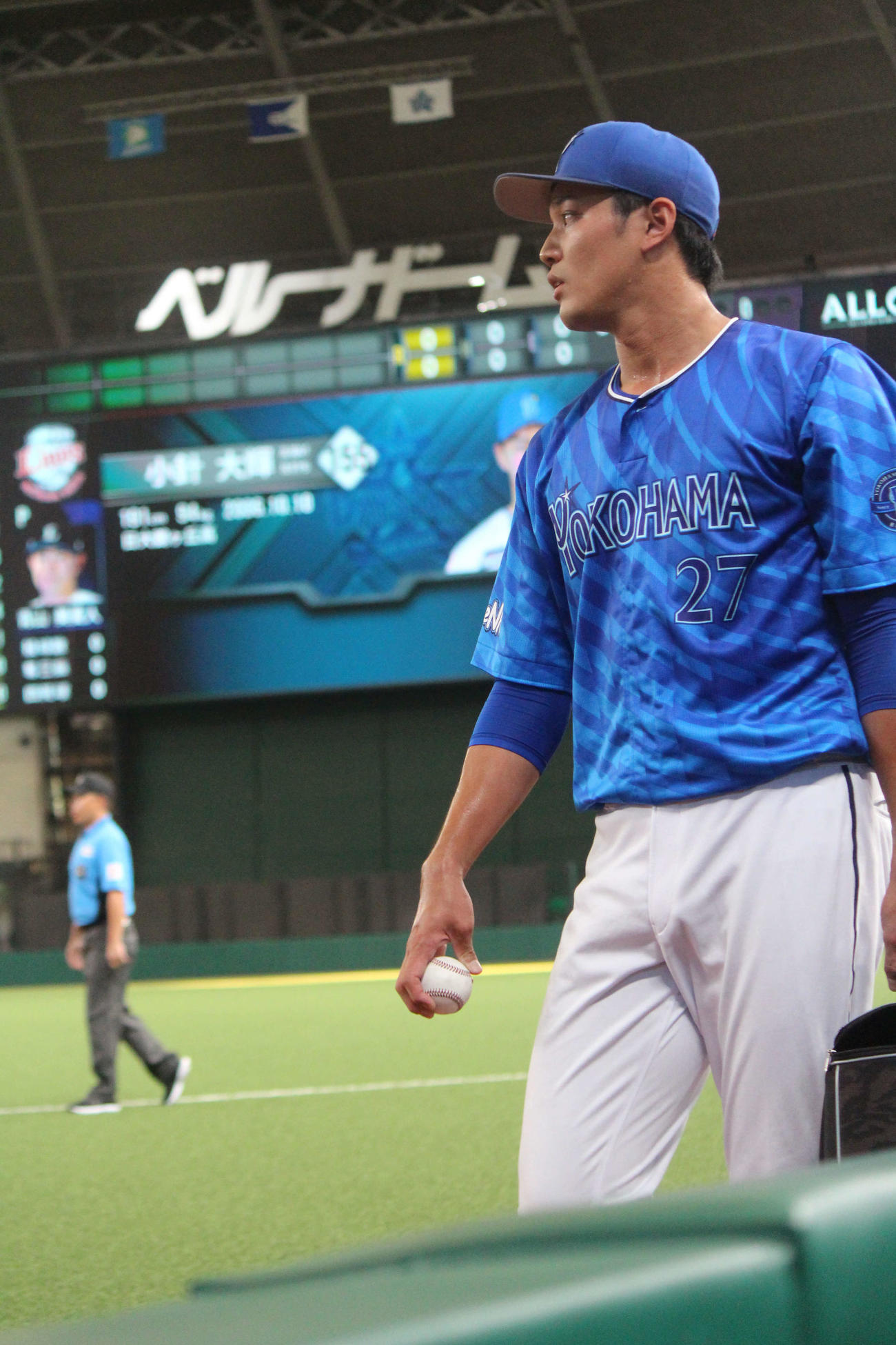 試合前のブルペン投球を終えてベンチに引き揚げる藤浪