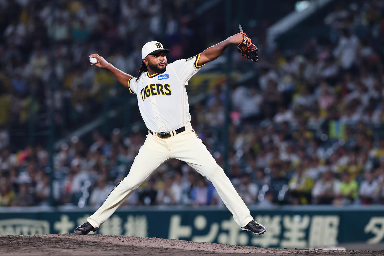 阪神対広島　9回、5番手で登板した阪神ドリス（撮影・藤尾明華）