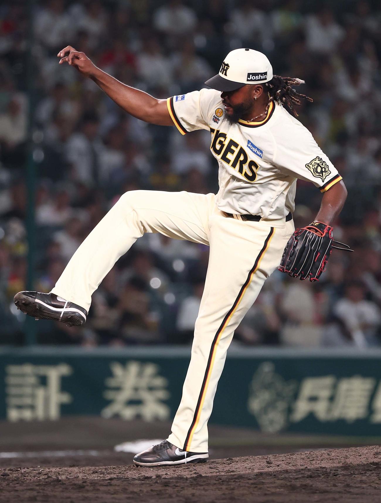 阪神対広島　阪神5番手で登板するドリス（撮影・上田博志）