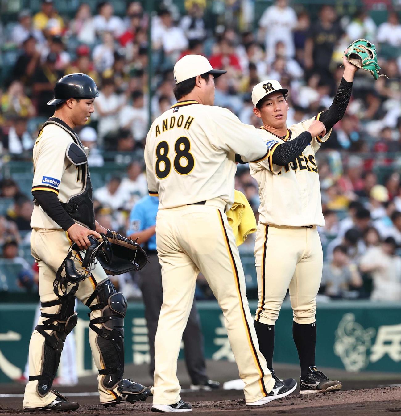 阪神対広島　1回、3失点した伊原（右）は安藤コーチ（中央）栄枝と話をする（撮影・上田博志）