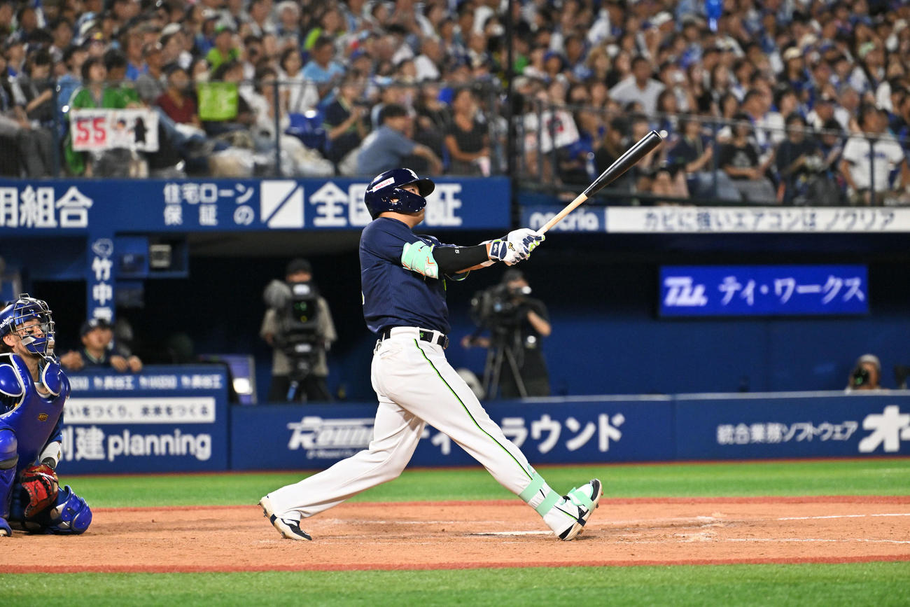 DeNA対ヤクルト　9回表ヤクルト1死、村上は右越えソロ本塁打を放つ（撮影・滝沢徹郎）　