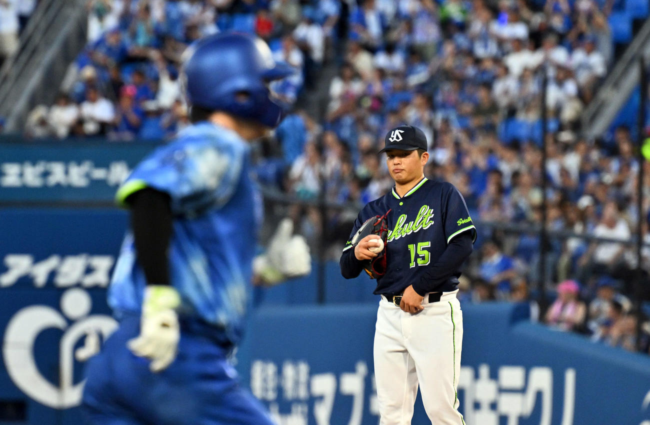 DeNA対ヤクルト　2回裏DeNA2死、佐野（手前）にソロ本塁打を許す中村優（撮影・滝沢徹郎）　