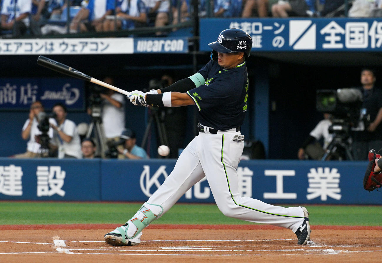 DeNA対ヤクルト　1回表ヤクルト2死二塁、村上は空振り三振に倒れる（撮影・滝沢徹郎）　