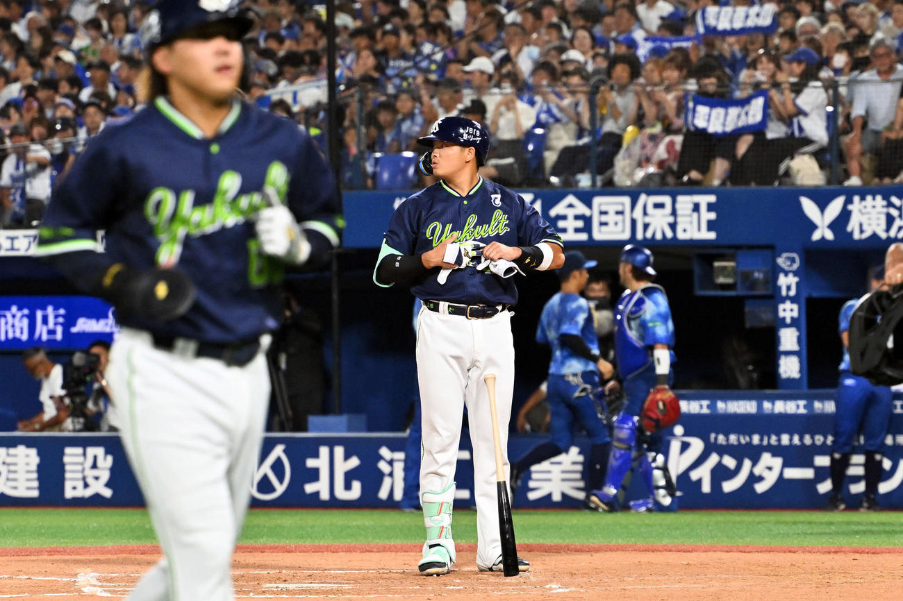 DeNA対ヤクルト　6回表ヤクルト2死一塁、見逃し三振に倒れた村上（撮影・滝沢徹郎）　