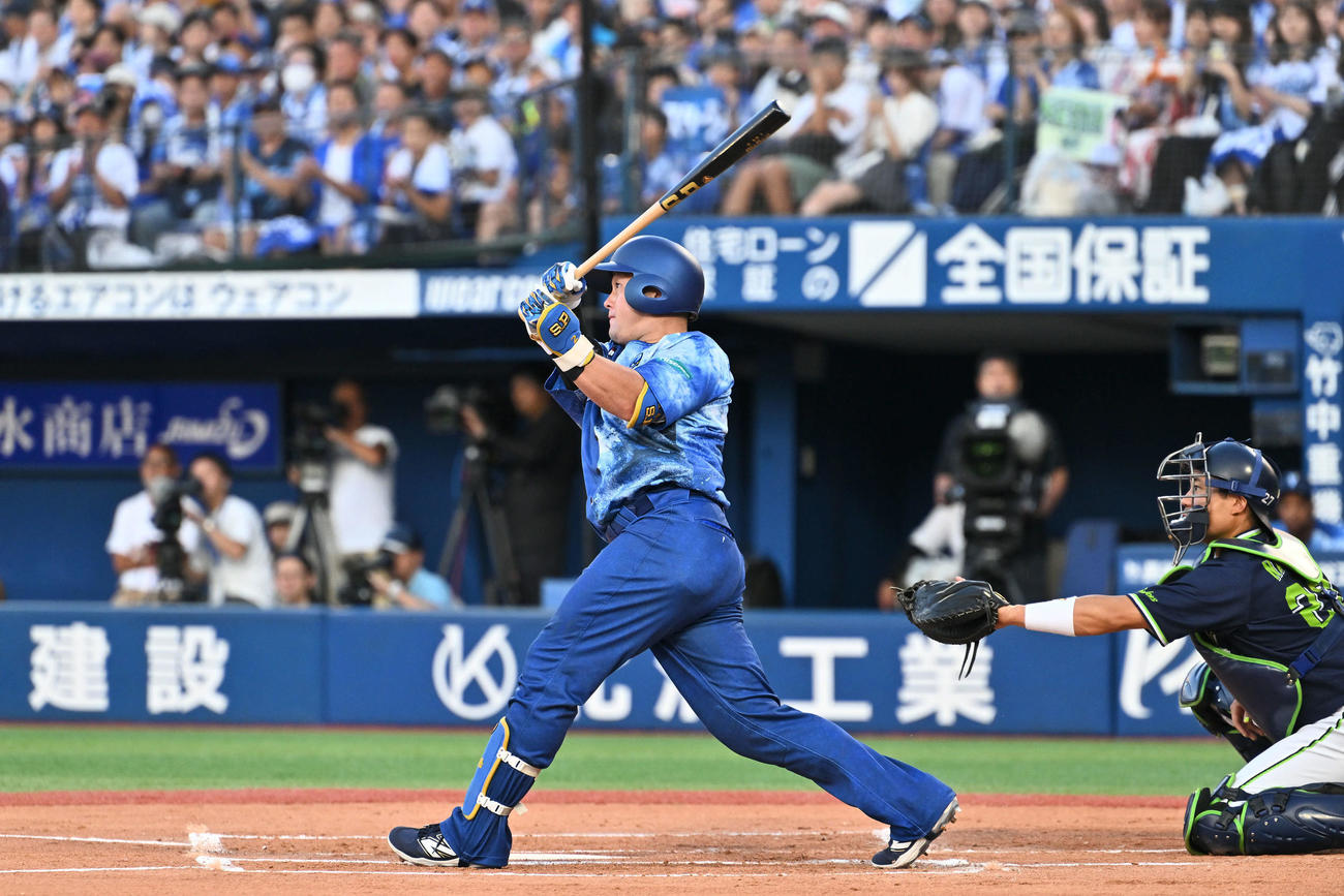 DeNA対ヤクルト　1回裏DeNA1死二、三塁、牧は左越え先制3点本塁打を放つ（撮影・滝沢徹郎）　