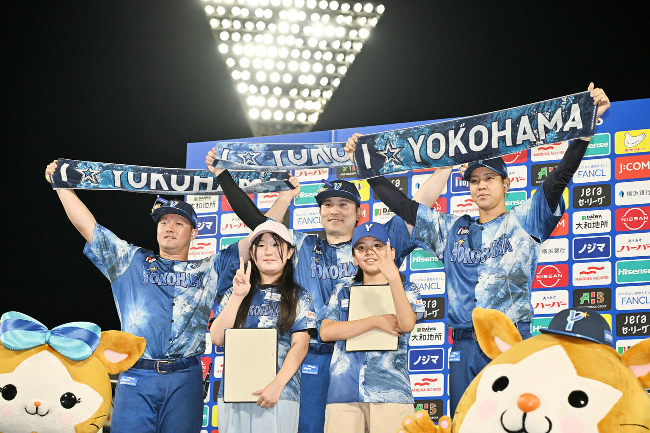 DeNA対ヤクルト　ヒーローインタビューを終え子供のファンと記念撮影するDeNAの、左から牧、佐野、平良（撮影・滝沢徹郎）　