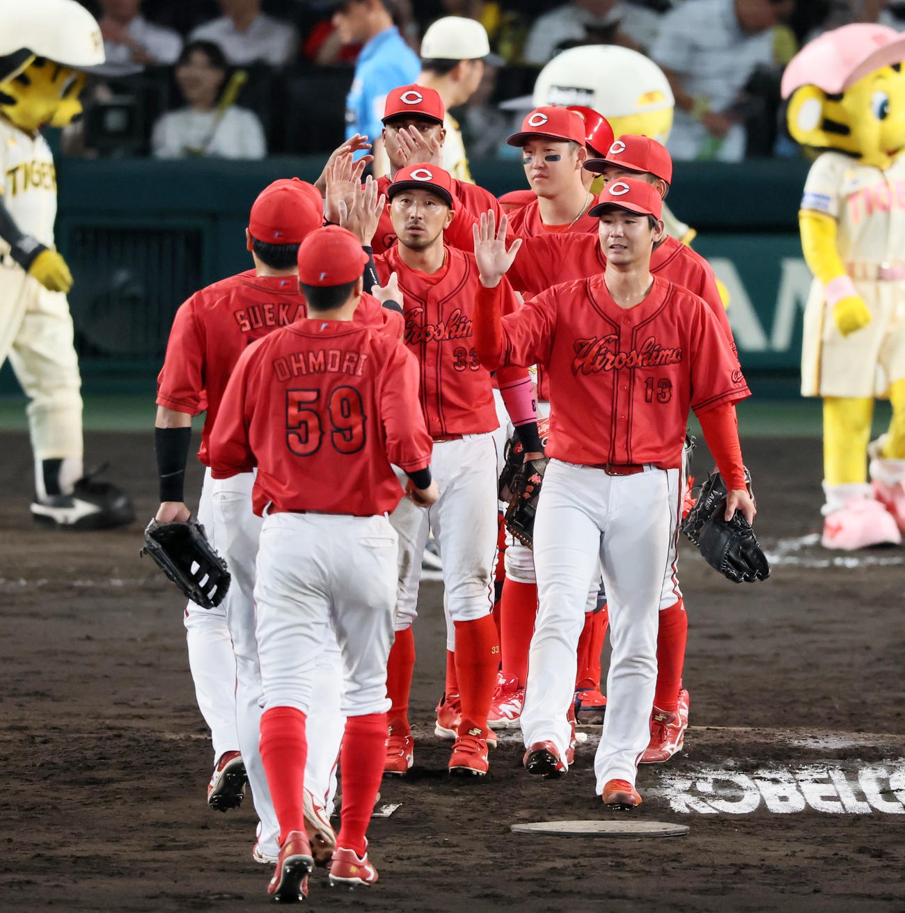 阪神対広島　阪神に勝利しマウンドでナインとタッチする森浦（撮影・加藤哉）