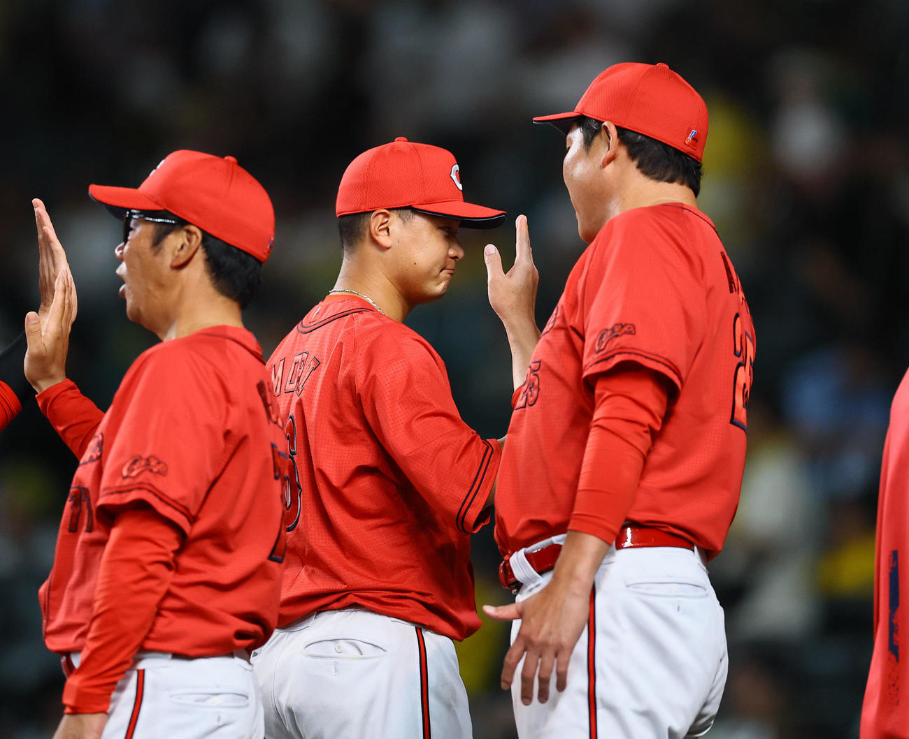 阪神対広島　阪神に勝利し、新井監督とタッチ広島森（中央）（撮影・藤尾明華）
