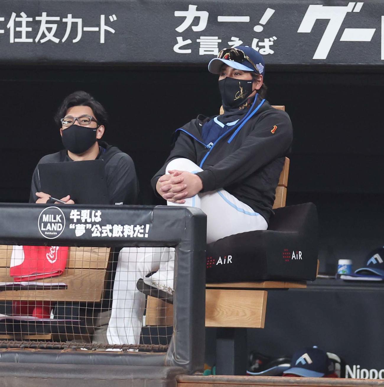 日本ハム対ソフトバンク　ベンチで試合を見つめる新庄監督（撮影・黒川智章）