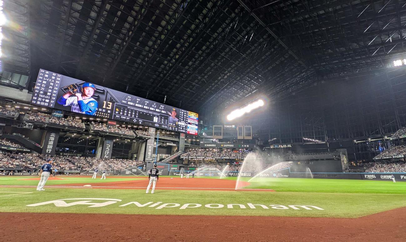 日本ハム対ソフトバンク　6回表、突然スプリンクラーが作動し試合が中断になる（撮影・黒川智章）