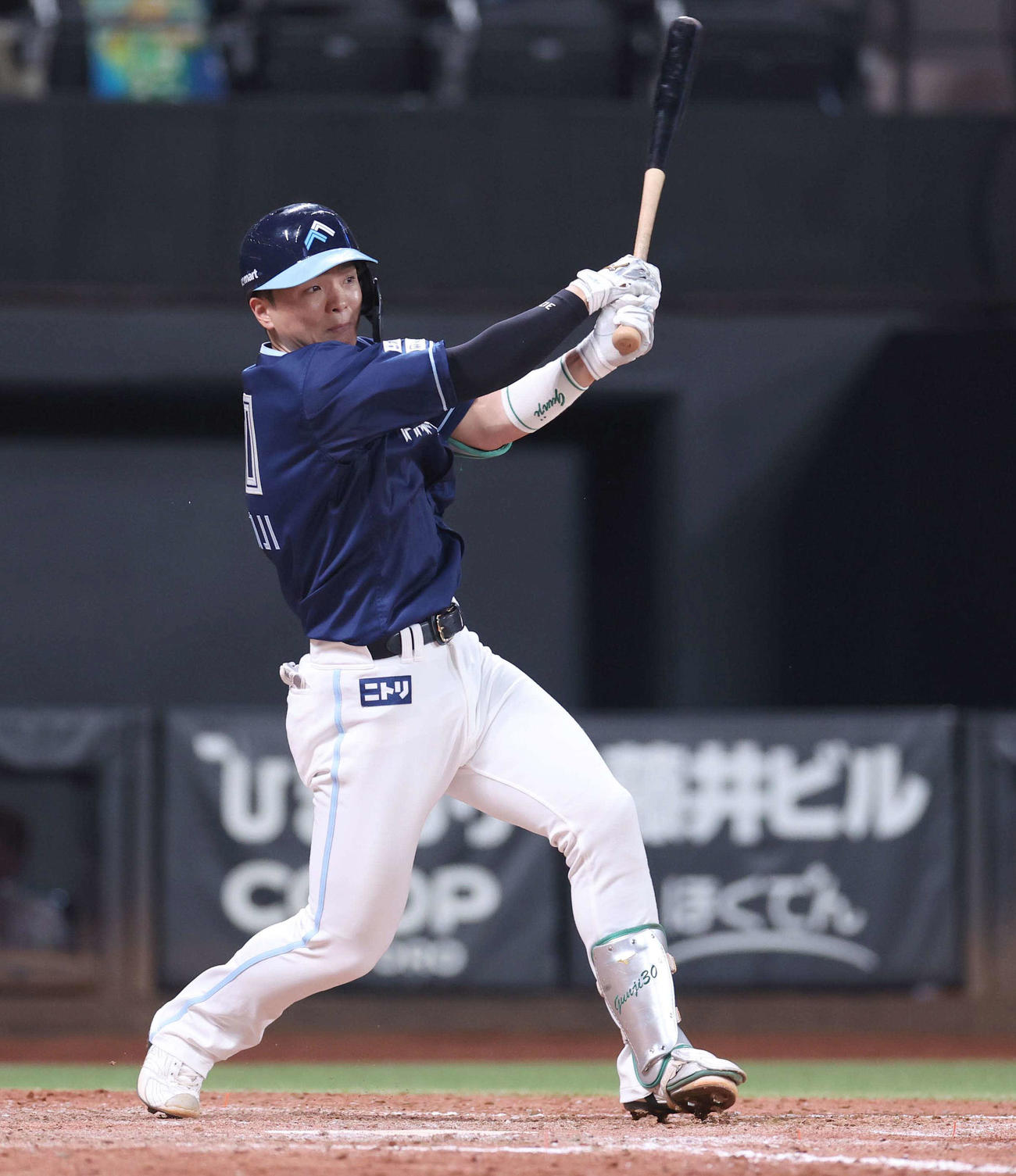 日本ハム対ソフトバンク　5回裏日本ハム2死一、三塁、右前適時打を放つ郡司（撮影・黒川智章）