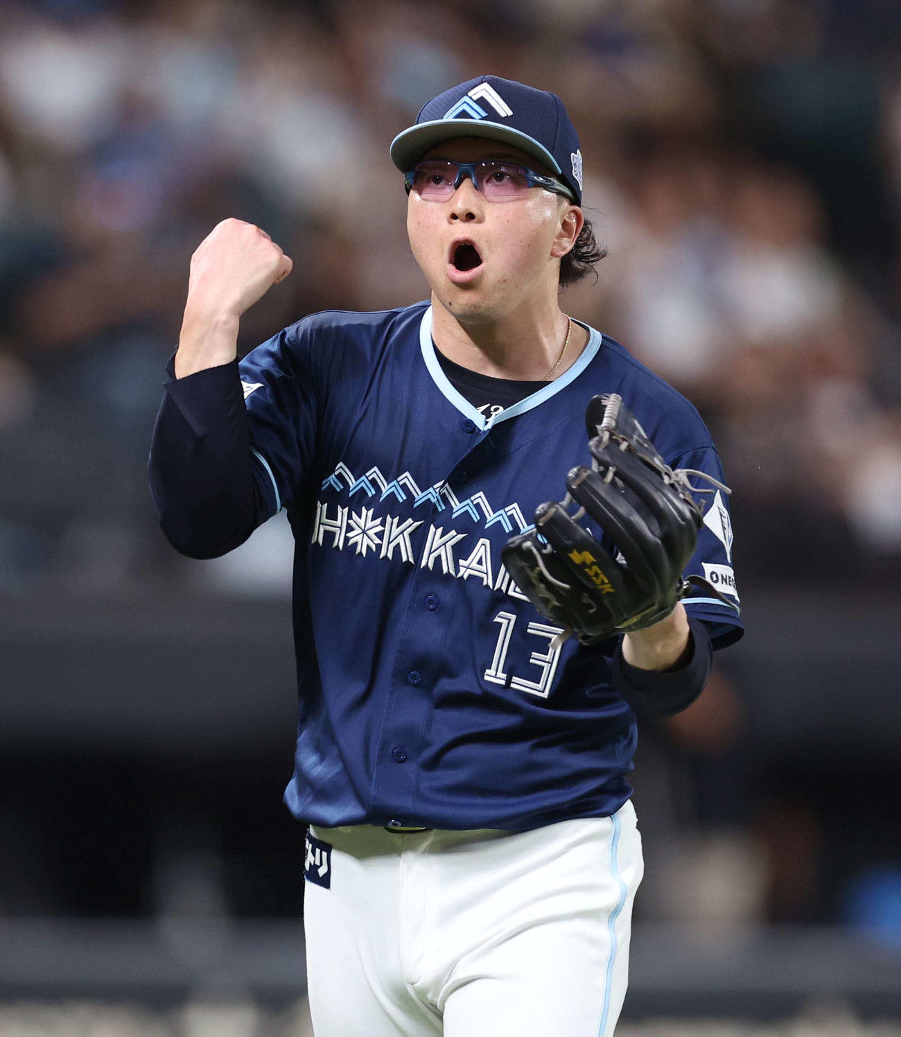 日本ハム対ソフトバンク　6回表、打者を3人で抑え叫ぶ生田目（撮影・黒川智章）