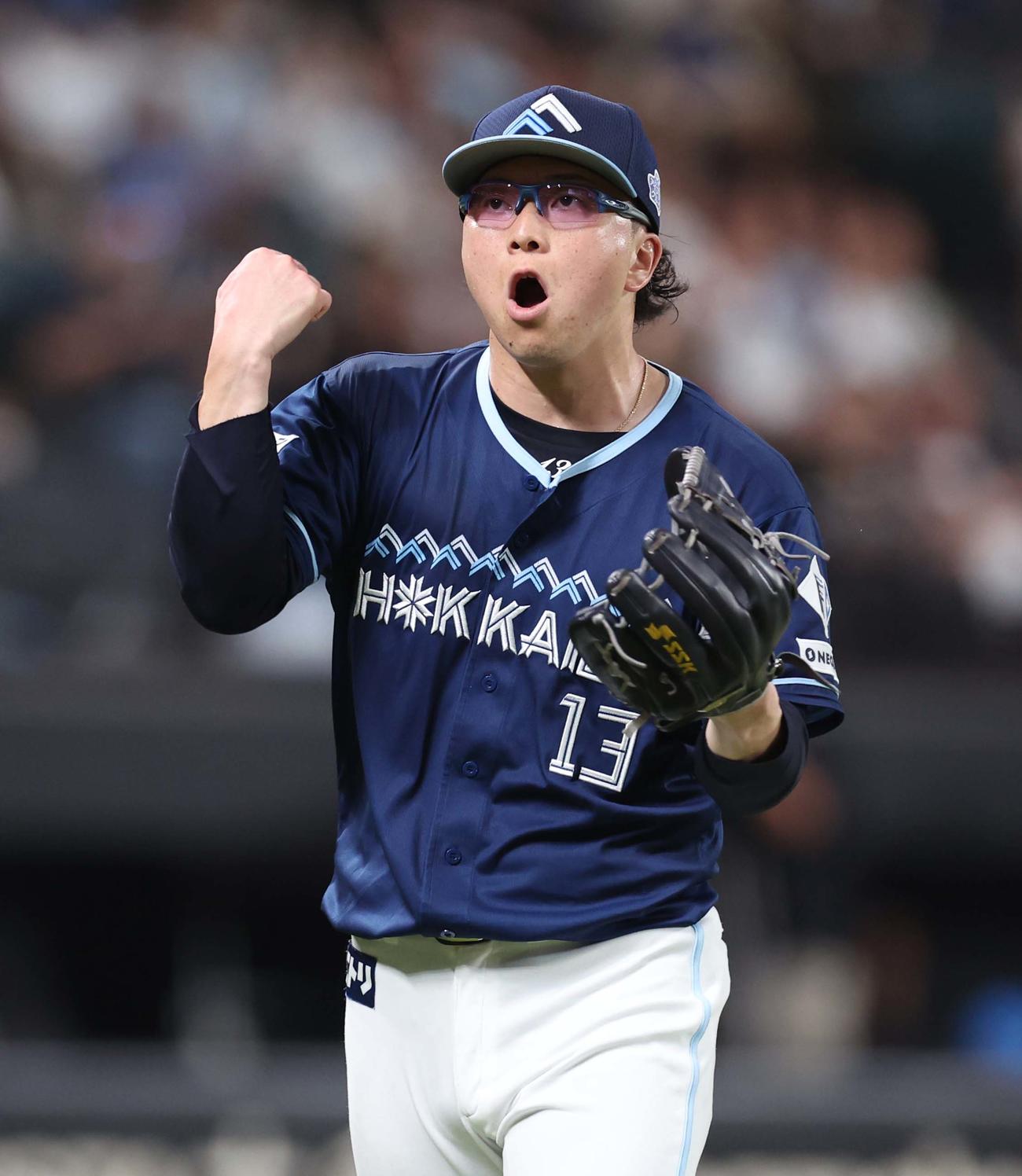 日本ハム対ソフトバンク　6回表、打者を3人で抑え叫ぶ生田目（撮影・黒川智章）
