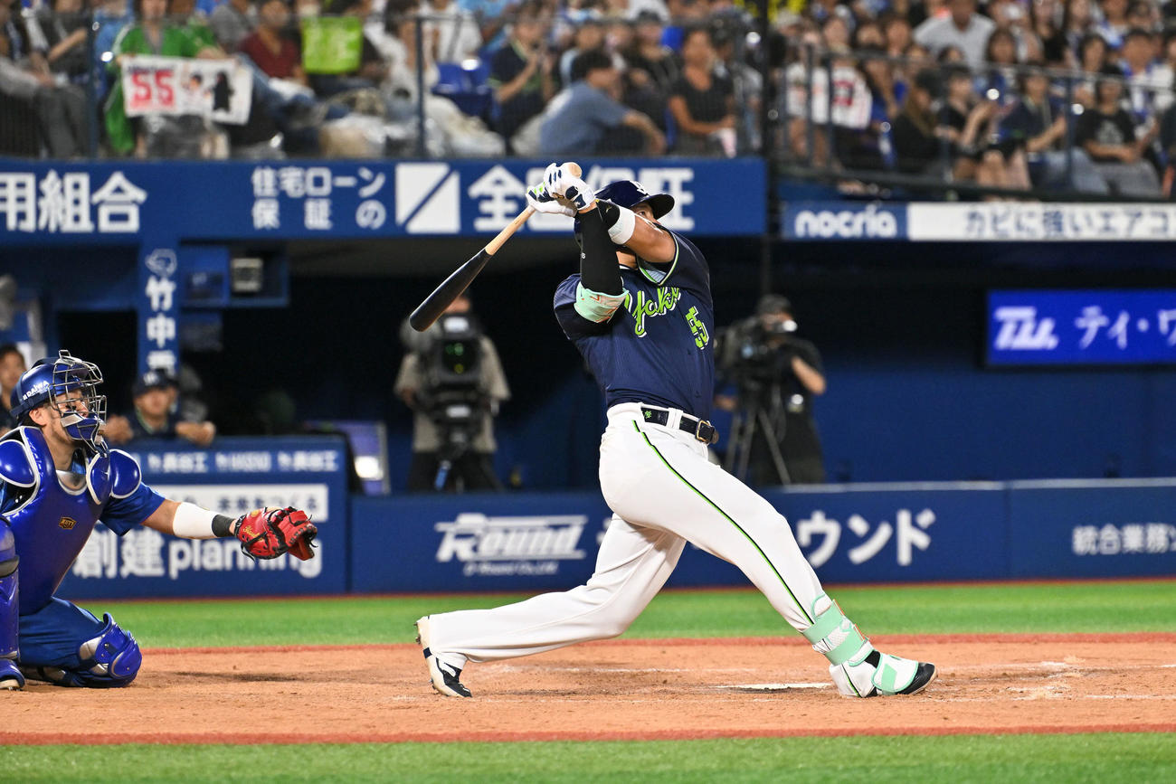 DeNA対ヤクルト　9回表ヤクルト1死、村上は右越えソロ本塁打を放つ（撮影・滝沢徹郎）　