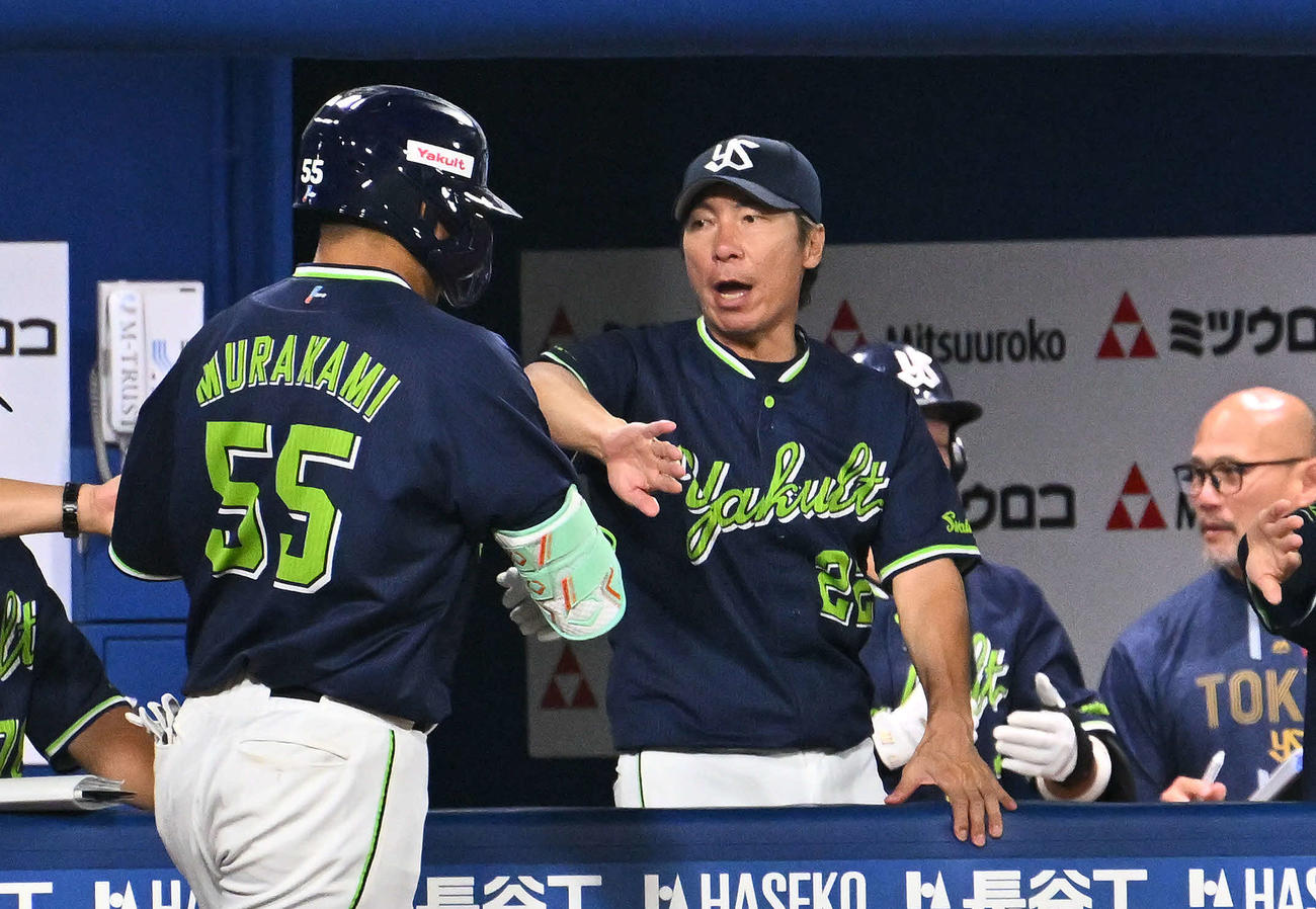 DeNA対ヤクルト　9回表ヤクルト1死、右越えソロ本塁打を放った村上（左）を迎える高津監督（撮影・滝沢徹郎）　