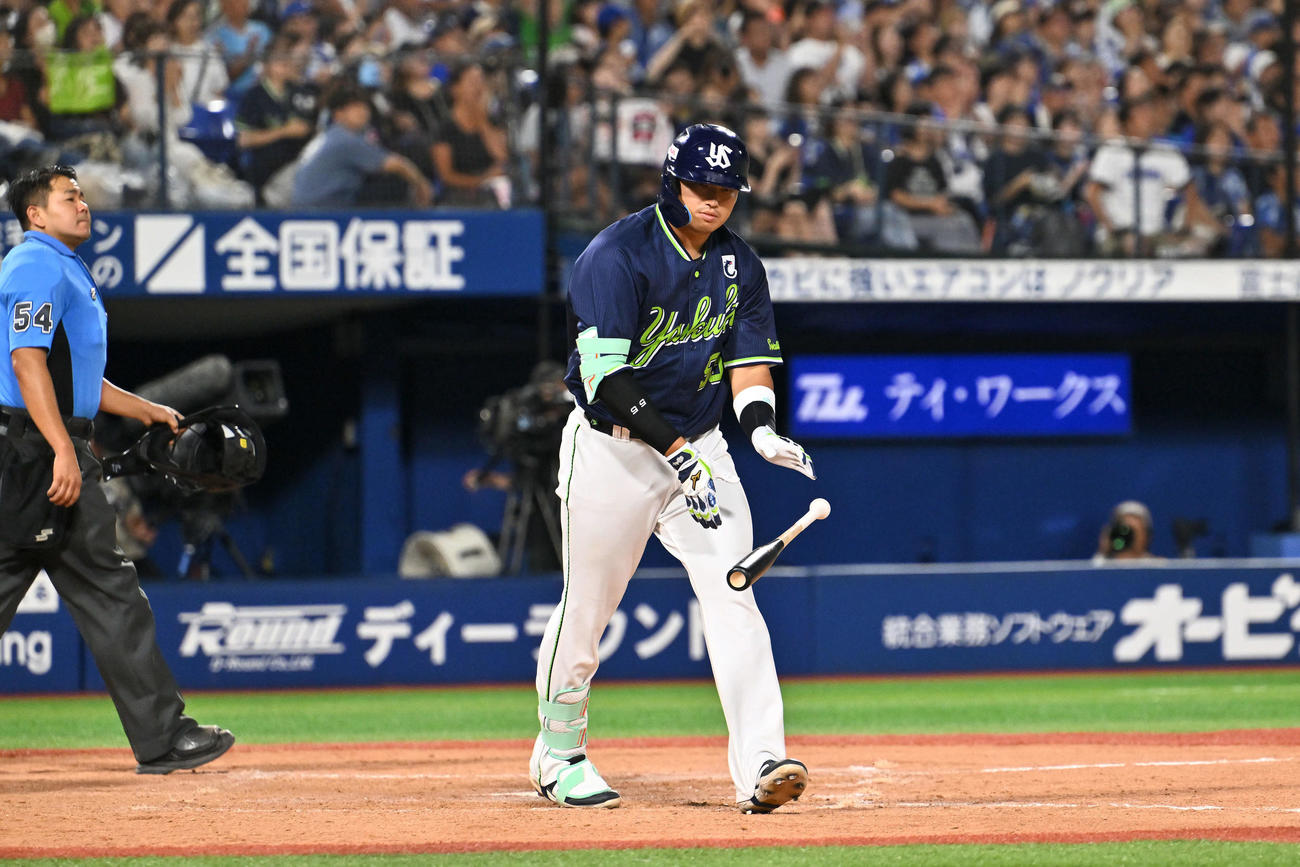DeNA対ヤクルト　9回表ヤクルト1死、村上は右越えソロ本塁打を放つ（撮影・滝沢徹郎）　