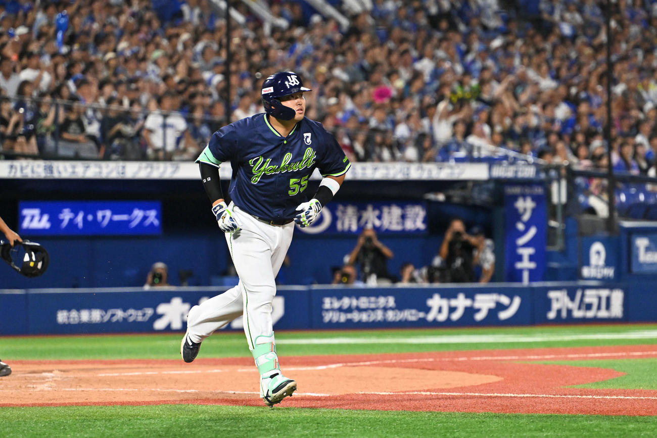 DeNA対ヤクルト　9回表ヤクルト1死、村上は右越えソロ本塁打を放つ（撮影・滝沢徹郎）　