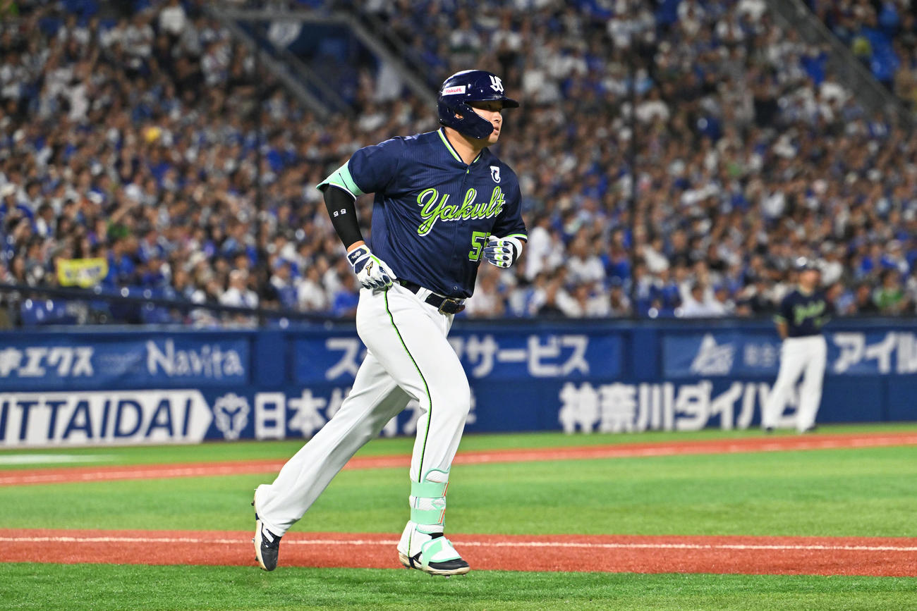 DeNA対ヤクルト　9回表ヤクルト1死、村上は右越えソロ本塁打を放つ（撮影・滝沢徹郎）　