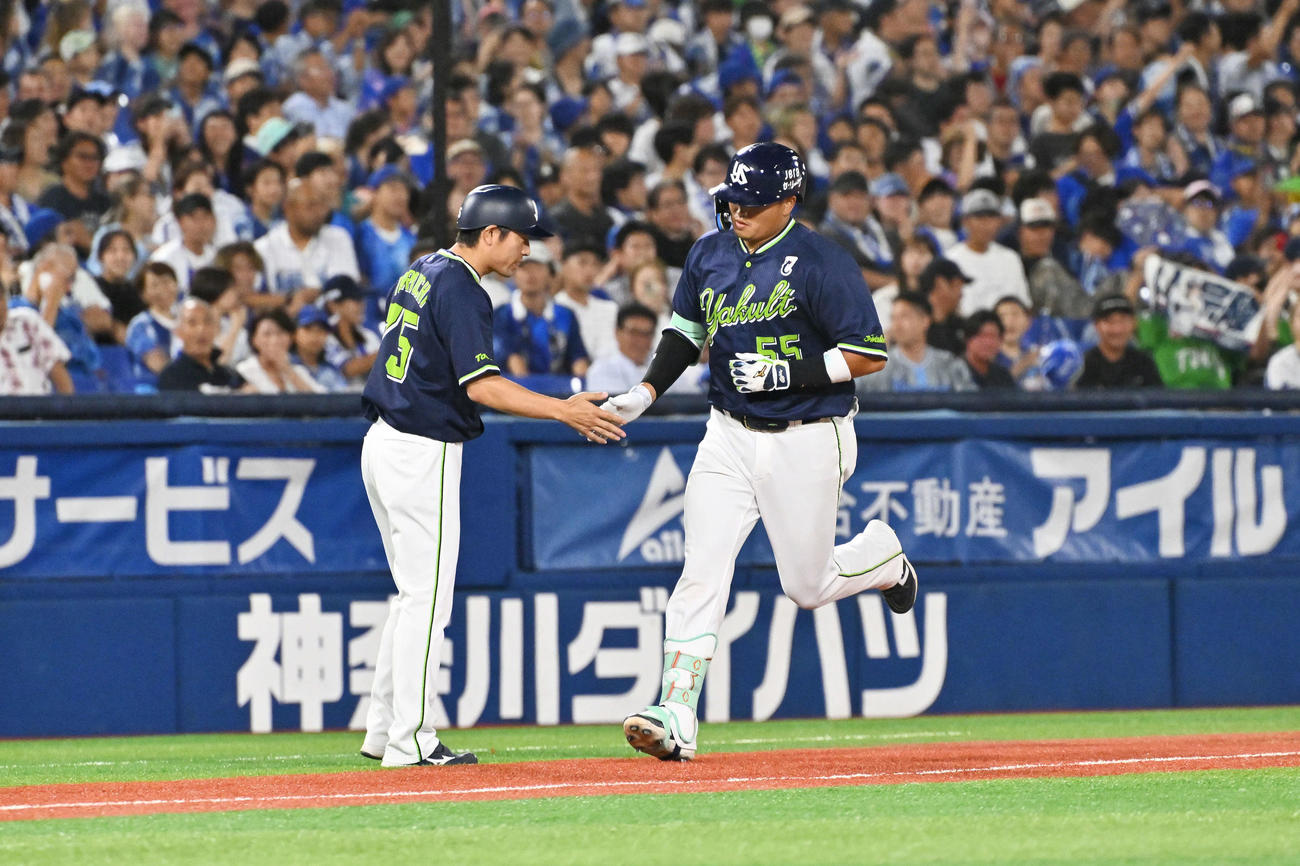 DeNA対ヤクルト　9回表ヤクルト1死、右越えソロ本塁打を放った村上（右）はタッチを交わす（撮影・滝沢徹郎）　