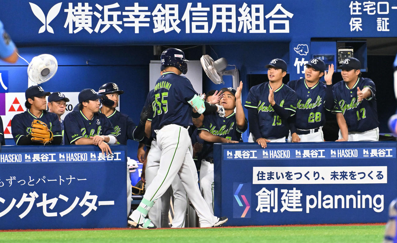 DeNA対ヤクルト　9回表ヤクルト1死、右越えソロ本塁打を放った村上（手前）チームメートとはタッチを交わす（撮影・滝沢徹郎）　