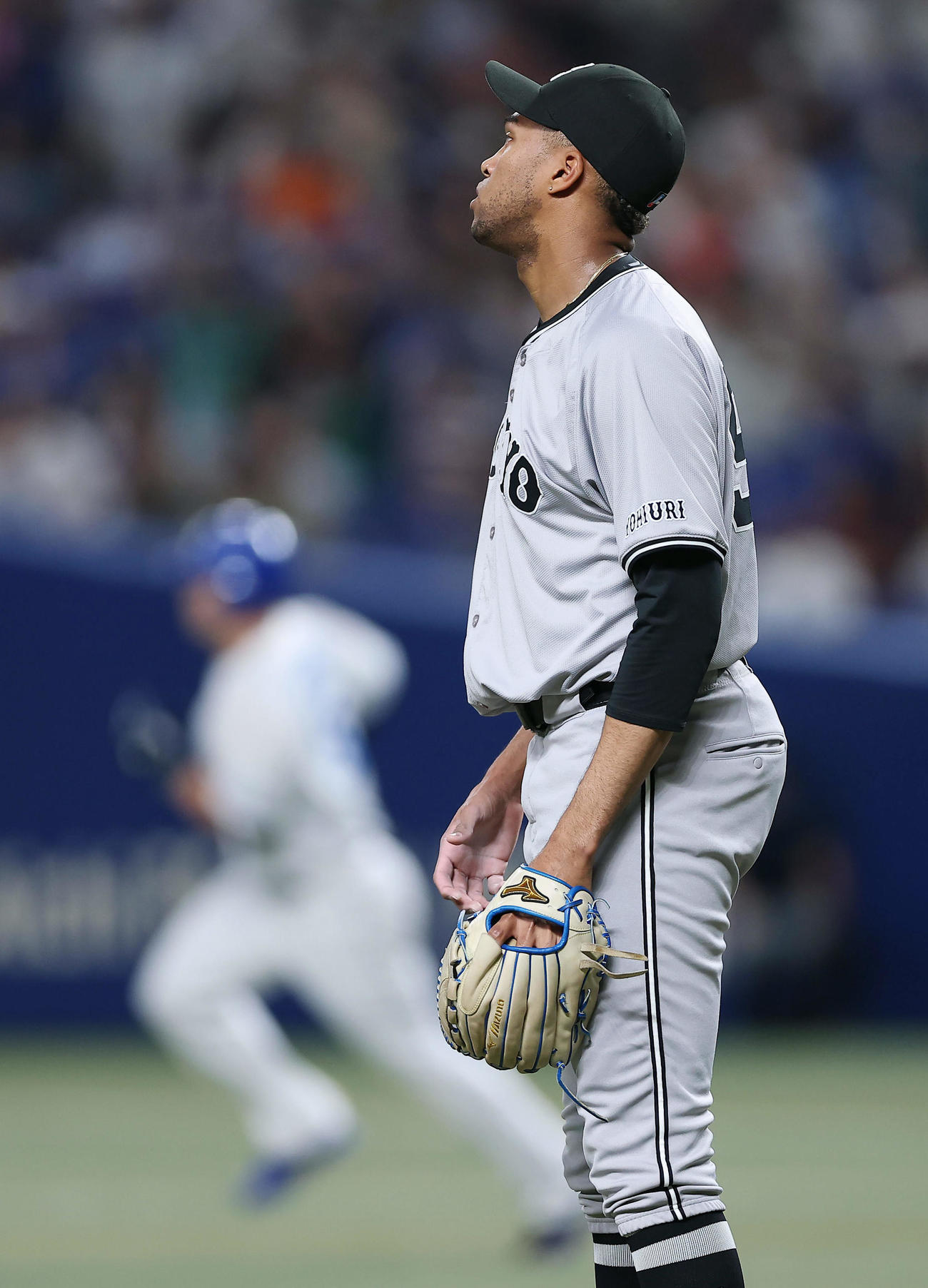 中日対巨人　9回裏中日無死二塁、細川に同点2点本塁打を浴びるマルティネス（撮影・前田充）