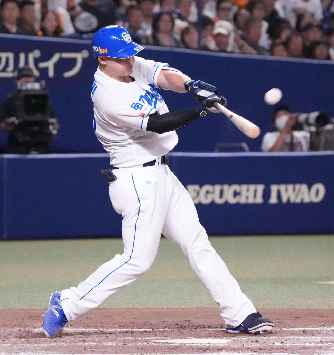 中日対巨人　9回裏中日無死二塁、左越え2点本塁打を放つ細川（撮影・森本幸一）