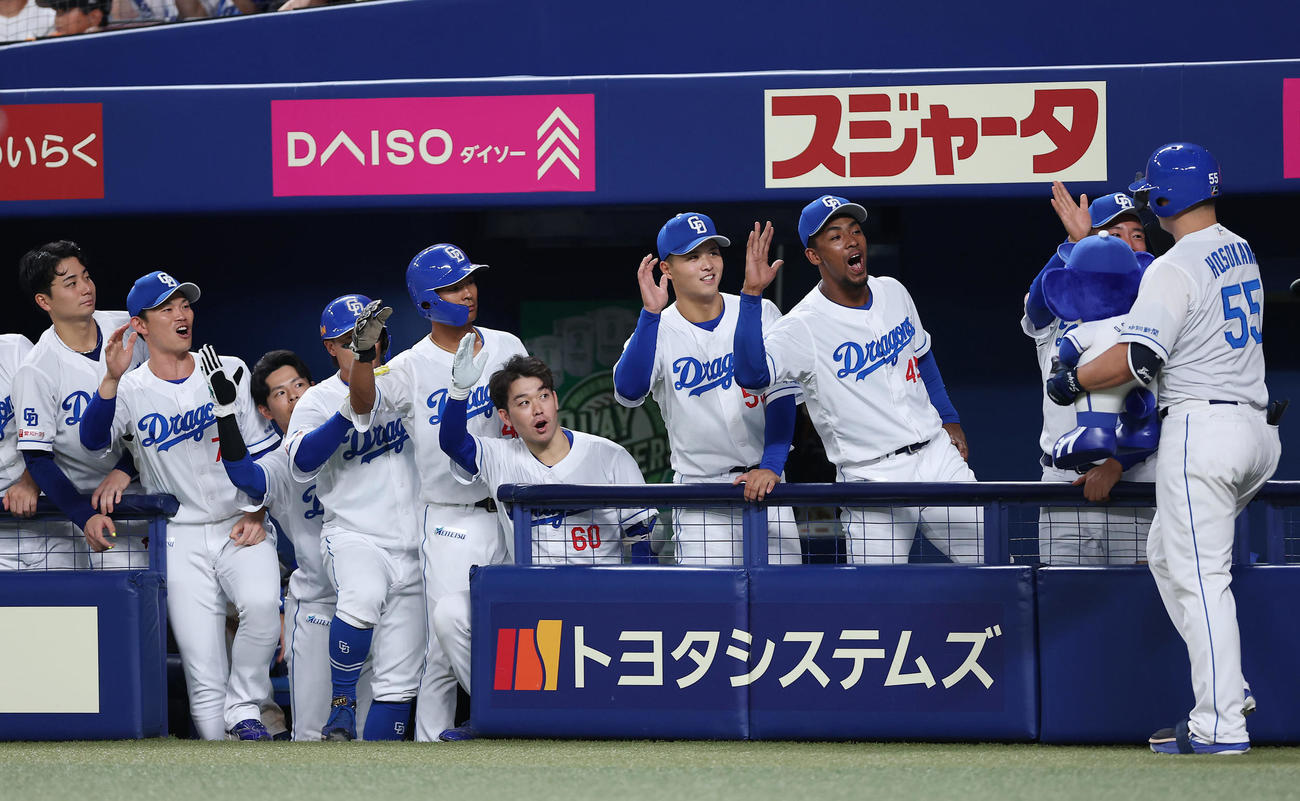 中日対巨人　9回裏中日無死二塁、左中間へ同点2点本塁打を放った細川を迎える中日の選手たち（撮影・前田充）