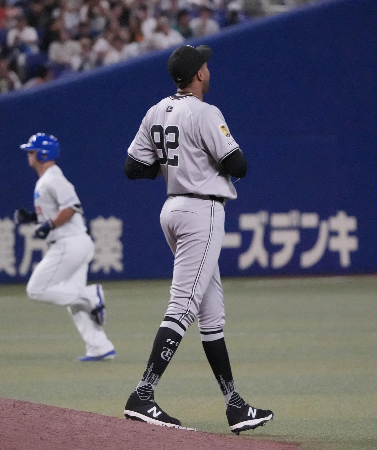 中日対巨人　9回裏中日無死二塁、マルティネス（右）は細川に左越え2点本塁打を打たれる（撮影・森本幸一）