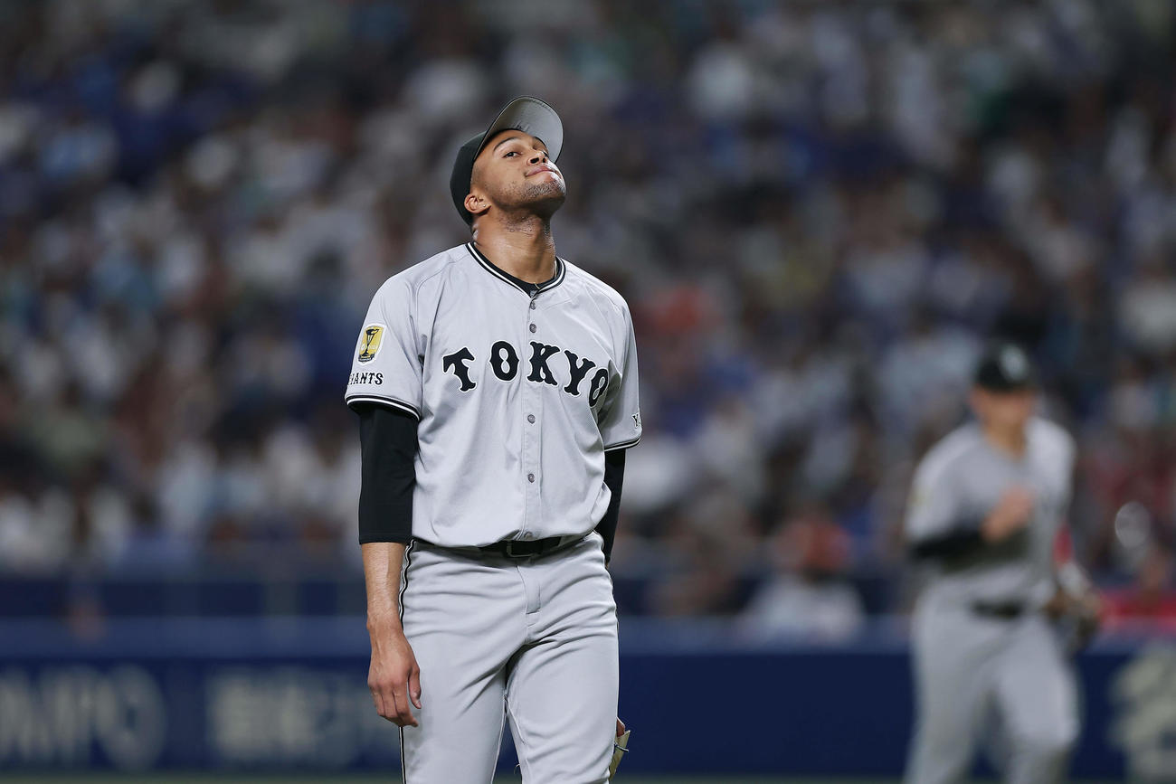 中日対巨人　9回裏を投げ終え、天を仰ぎながらベンチへ戻る巨人マルティネス（撮影・前田充）