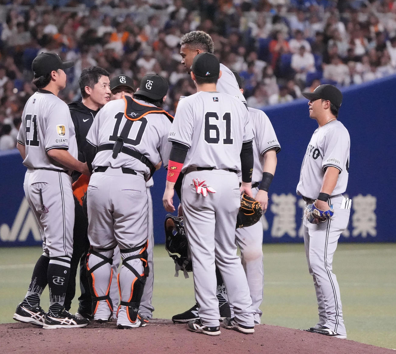 中日対巨人　9回裏中日無死、マウンドのマルティネスのもとに集まる巨人ナイン（撮影・森本幸一）