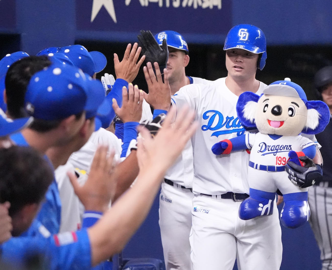 中日対巨人　9回裏中日無死二塁、細川（右）は左越え2点本塁打を放ちナインとタッチを交わす（撮影・森本幸一）