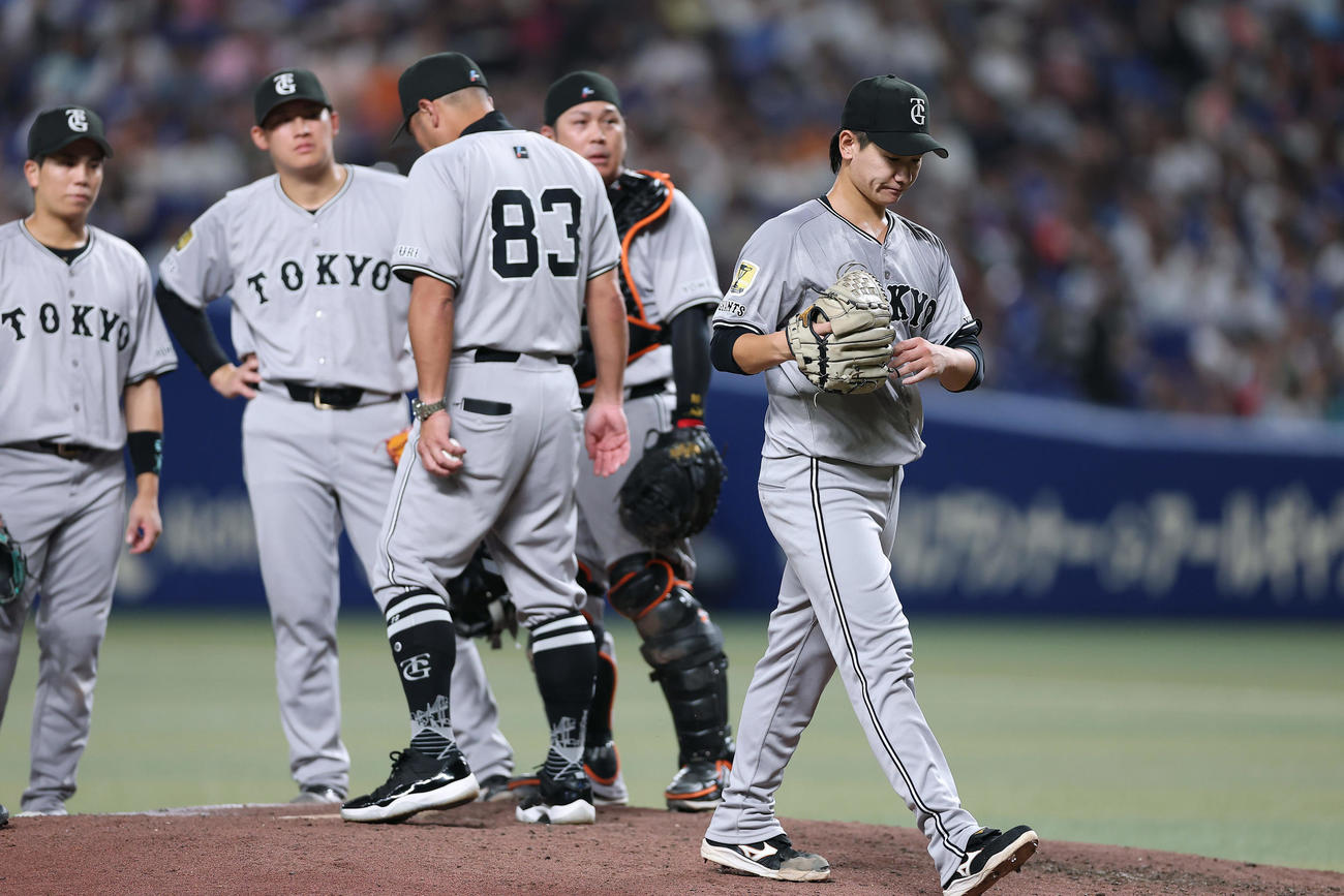 中日対巨人　5回裏中日1死満塁、降板する井上（右）（撮影・前田充）
