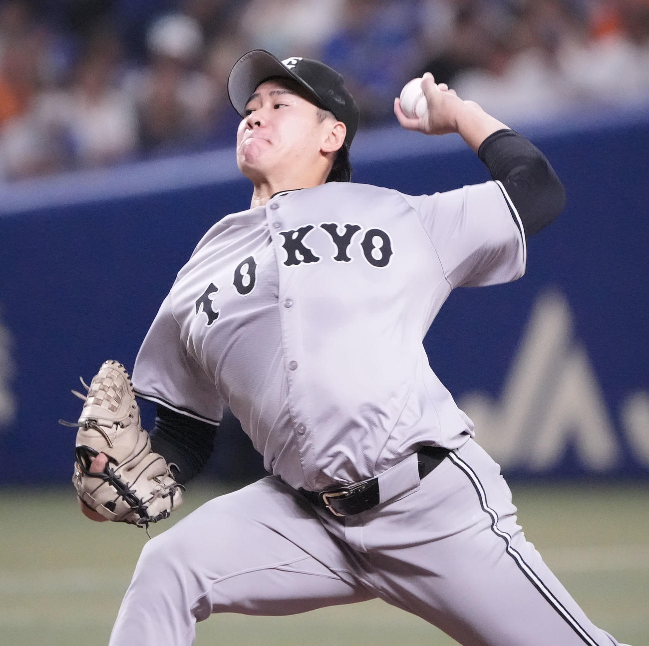 中日対巨人　2回裏、力投する巨人先発の井上（撮影・森本幸一）