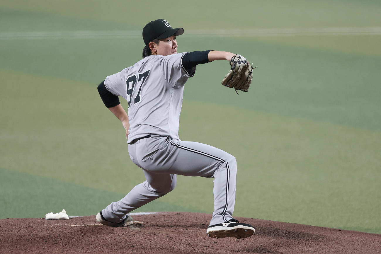 中日対巨人　力投する巨人先発の井上（撮影・前田充）